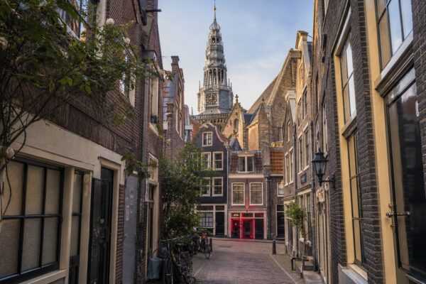 Red Light District Amsterdam bezoeken: wat je ziet, hoe het gebied in elkaar zit en handige tips