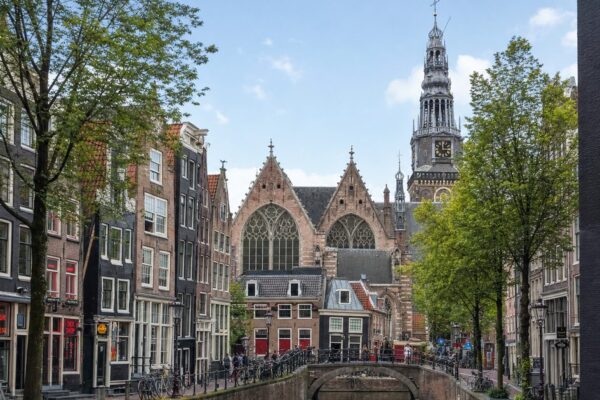 De Wallen Amsterdam bezoeken: sfeer, geschiedenis en tips voor je wandeling