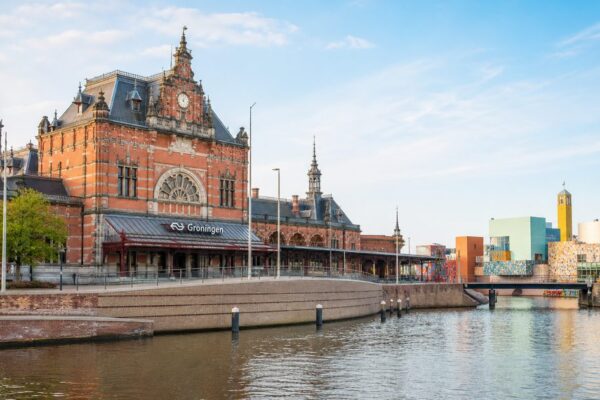 Hoofdstation Groningen: wat je moet weten over aankomst, ligging en de omgeving