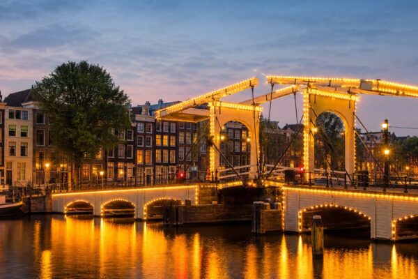 De Amsterdam Skinny Bridge bezoeken: waarom de Magere Brug zo iconisch is